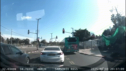 תיעוד דרמטי: רעולי פנים שדדו נהג רכב - ונמלטו ברגע האחרון