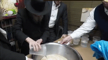 חלק מהתיעוד של אפיית המצות