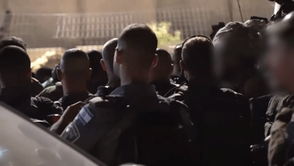 "צה"ל רואה זאת בחומרה" | תיעוד: עשרות אזרחים ניסו לחצות לסוריה