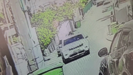 האיץ במכוון לעבר רוכב האופנוע והתנגש בו בעוצמה | צפו בתיעוד