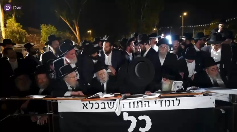 "משב"ק אחד לכל גדול": מה מניע את הדחיפה להיראות מאחורי הרבנים?