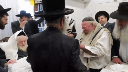 מדוע המקובל פרץ בבכי במהלך הברית - כשהגאב"ד מולו? | תיעוד מרגש