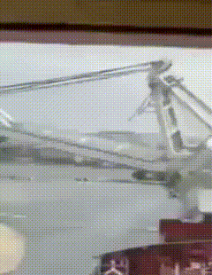 מנוף ענק רוסי יוצא משליטה
והתהפך בנמל הכבוש של סבסטופול | צפו