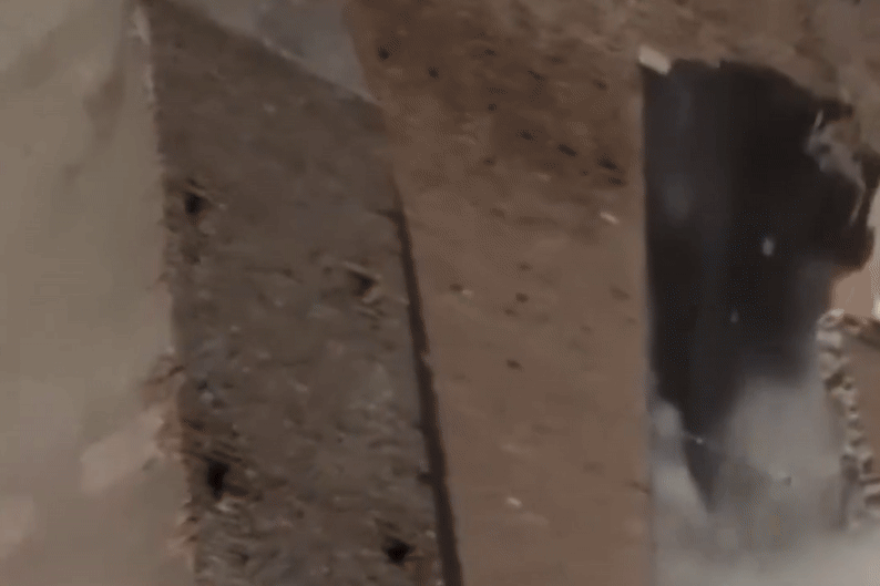 מול תושבים המומים: המגדל העתיק בן מאות שנים - התפורר וקרס לפתע | תיעוד דרמטי 