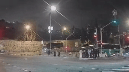 תיעוד מחריד: בחור ישיבה נפצע מפגיעת אוטובוס