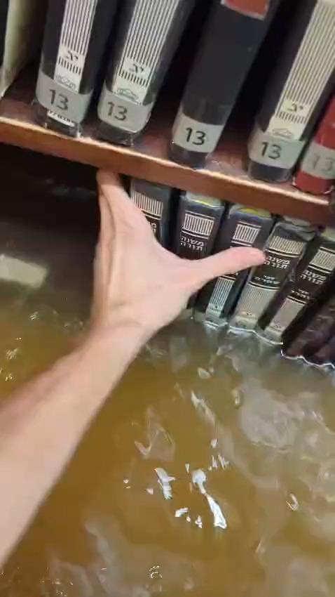 כשהמים עלו: תמימי 770 פינו את הספרים במהירות וחזרו לשקידתם