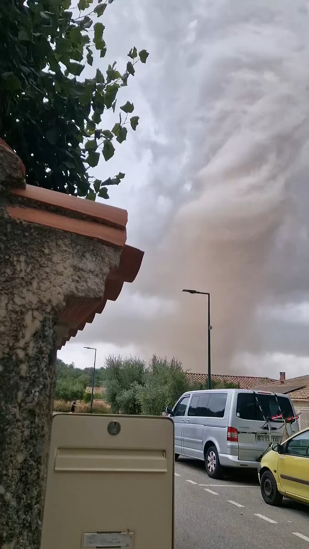 טורנדו הרסני בצרפת: עשרות נפצעו ומאות בתים נהרסו