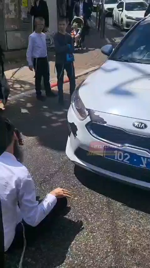 ניידת משטרה צבאית הוקפה בבני ברק • כוחות גדולים פיזרו את ההמונים