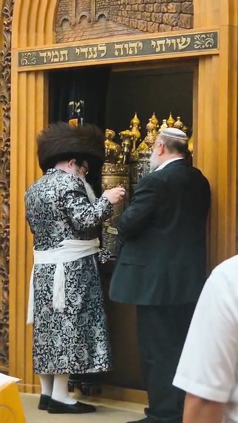 האדמו"ר מנדבורנה אלעד השתתף בסליחות הספרדיות ותקע בשופר