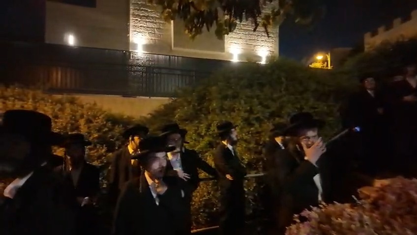 מחאה מול בית בכיר במשטרה בעקבות מעצרי בחורי ישיבות