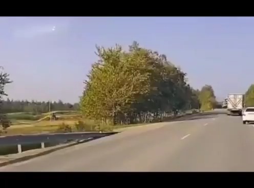 הנהגים היו בהלם: מסוק עם עיתונאים התהפך לתעלה בשולי הכביש