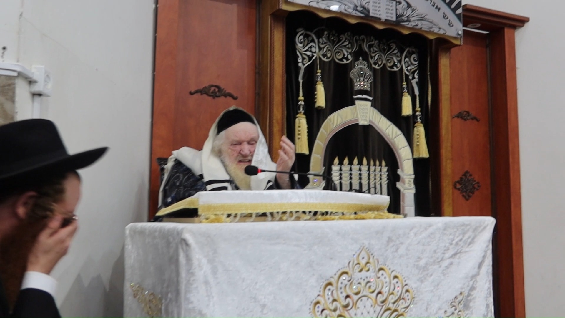 "מי יודע אם נהיה בעולם הזה": הבכי הנסער של הגאון רבי משה שטרנבוך