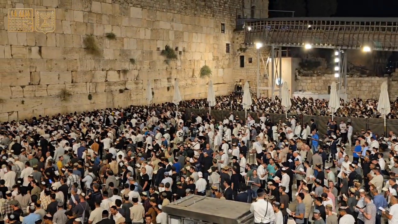 עשרות אלפים בכותל | הרצוג: נתפלל למנוע שנאת חינם