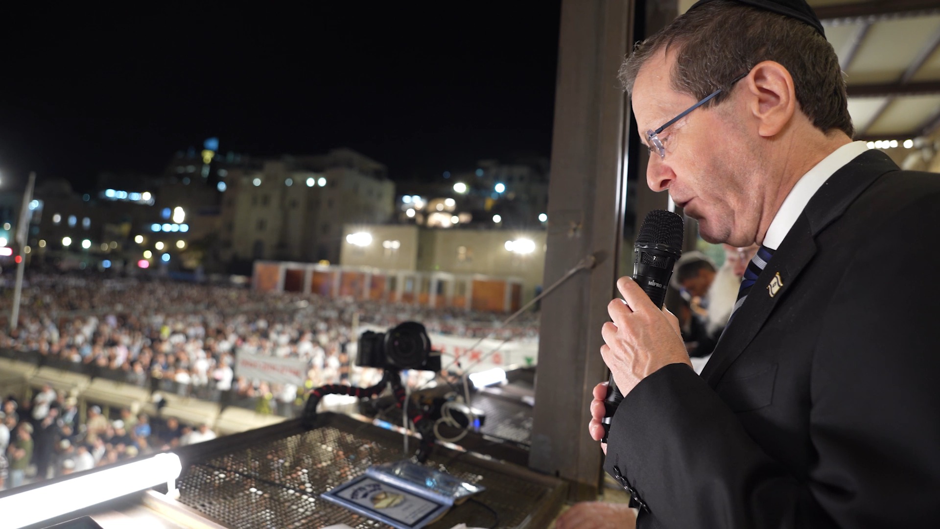 עשרות אלפים בכותל | הרצוג: נתפלל למנוע שנאת חינם