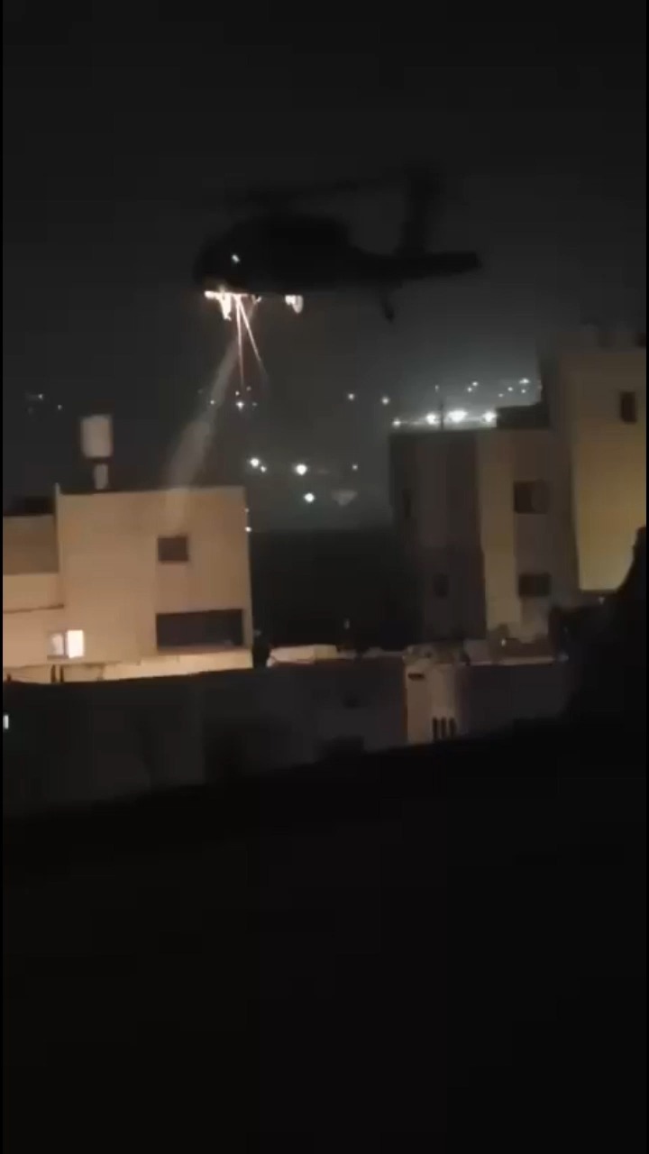תיעוד חריג: לוחמי שייטת 13 משתלשלים ממסוק על גג מבנה