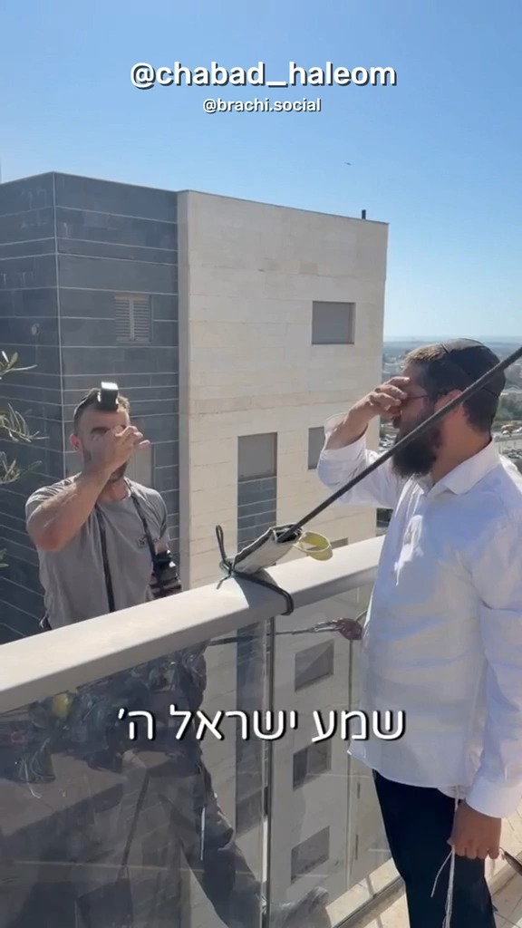 מרגש: עובד סנפלינג הניח תפילין בין שמיים לארץ