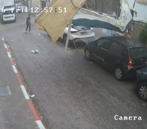סוכה צנחה מהמרפסת לכביש – עובר אורח ניצל בנס
