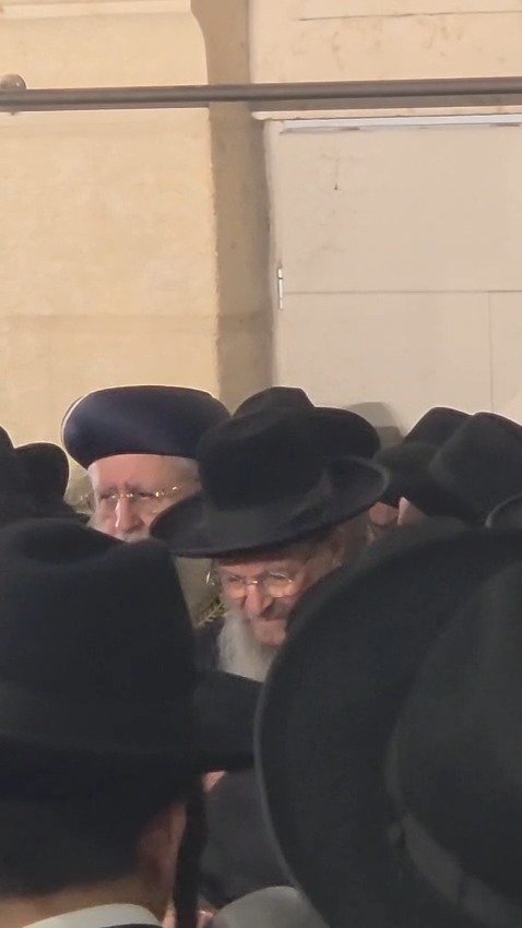 המונים ליוו את מיטת זקן המקובלים שעתיים לפני השבת והחג