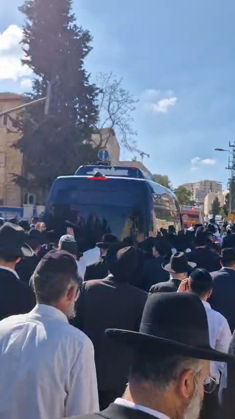 המונים ליוו את מיטת זקן המקובלים שעתיים לפני השבת והחג