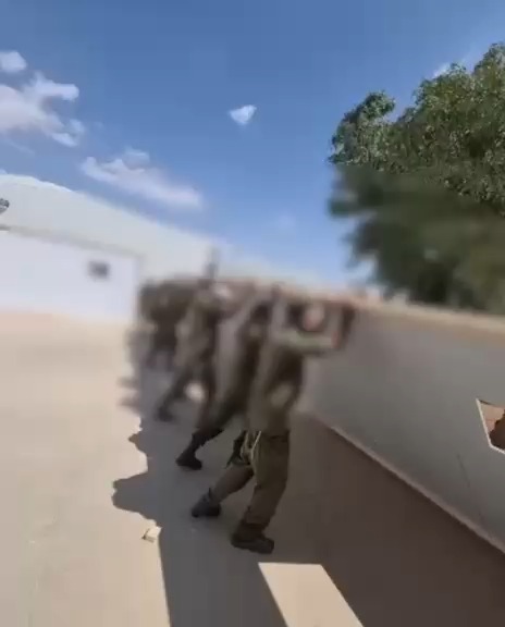 תיעוד: לוחמים חרדים בונים סוכות בגזרות הלחימה בלבנון