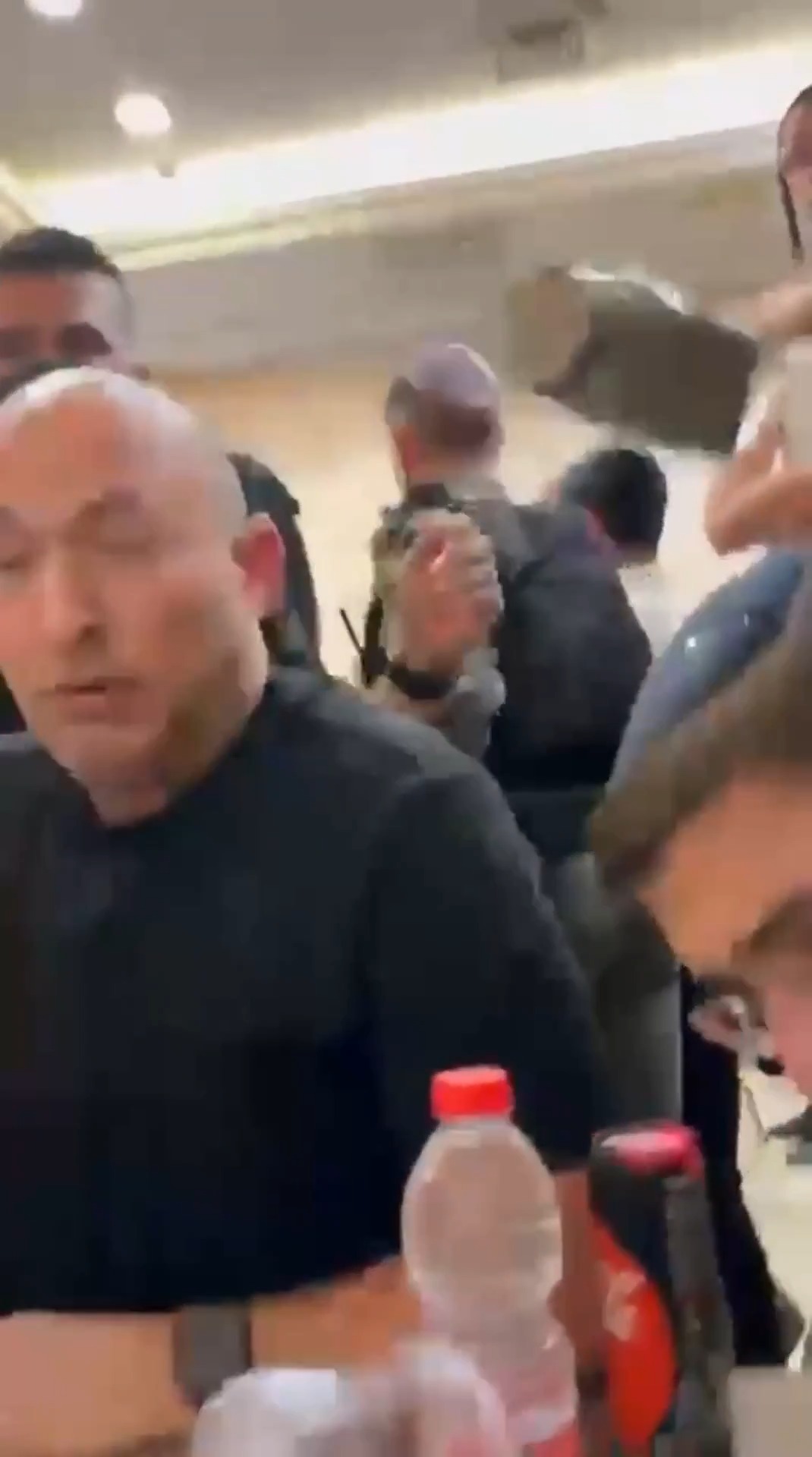 תעצרו אותו!: הרגע בו זרקו בקבוק על בנט בבני ברק