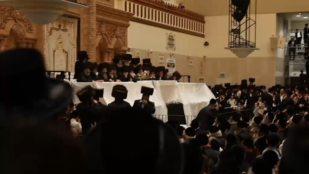המוני חסידים בשמחת בית השואבה המרכזית בויז'ניץ