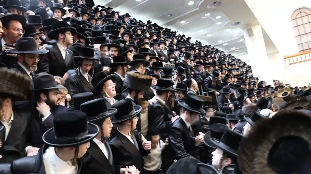 המוני חסידים בשמחת בית השואבה המרכזית בויז'ניץ