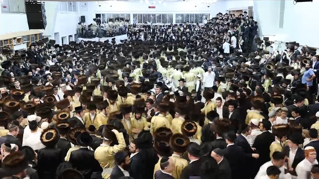 אחדות נדירה בתולדות אהרן: חסידים, ליטאים וכיפות סרוגות