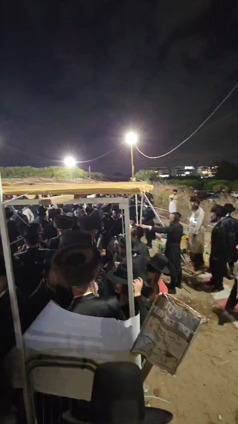 הצתה בכניסה לכלא 10 במהלך שמחת בית השואבה
