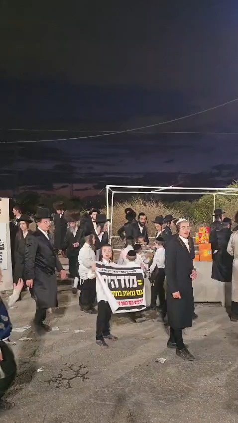 הצתה בכניסה לכלא 10 במהלך שמחת בית השואבה