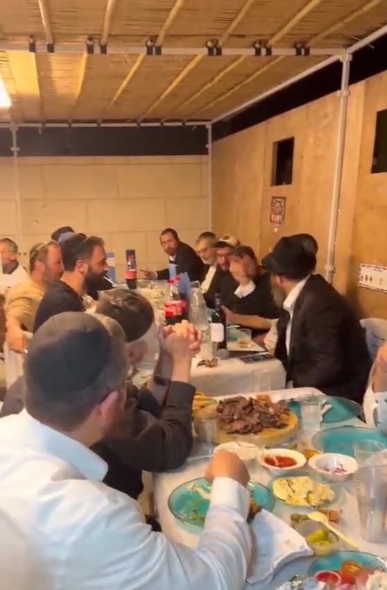 התוועדות עד השעות הקטנות בסוכת השליח מחב"ד