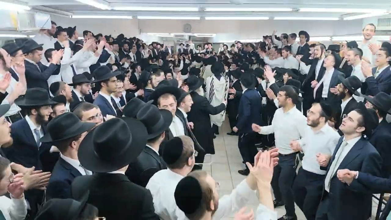 ראש הישיבה הגרב"ד דיסקין בשירה עוצמתית עם הבחורים