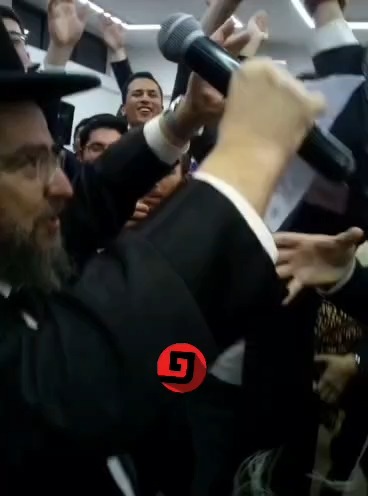ראש ישיבת 'לנדא' קרע צו גיוס בהקפות השניות
