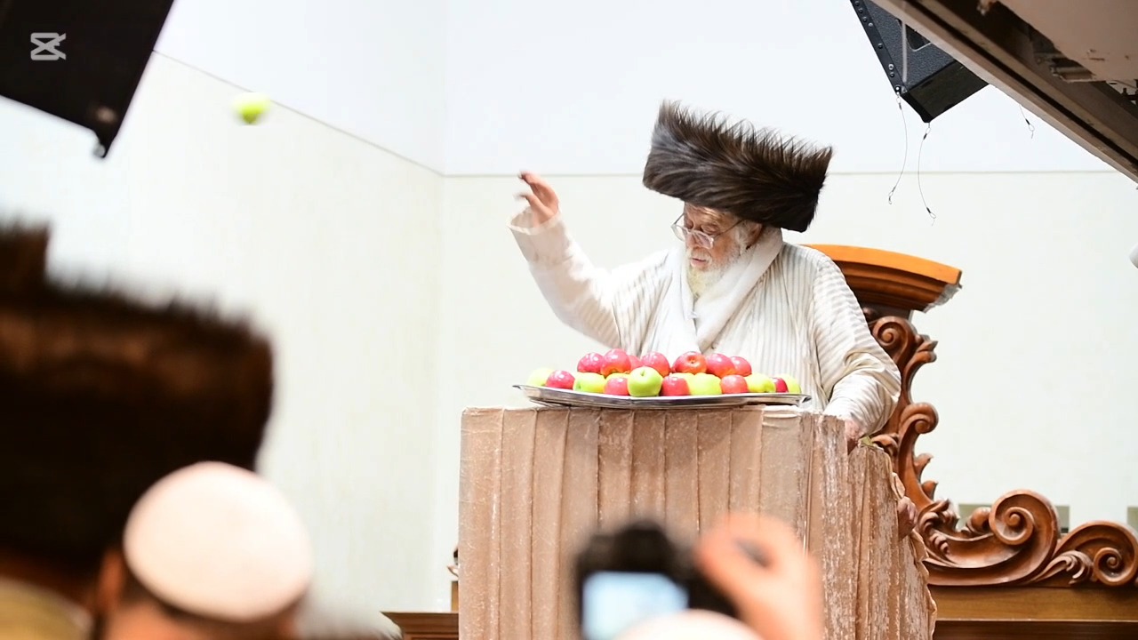 מנהג התפוחים המסוגלים: האדמו"ר זרק תפוחים לחסידיו