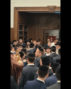 ראש הישיבה נכנס למעמד ההקפות בליווי בנו