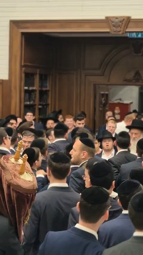 ראש הישיבה נכנס להקפות עם בנו המיוחד • המחווה שריגשה