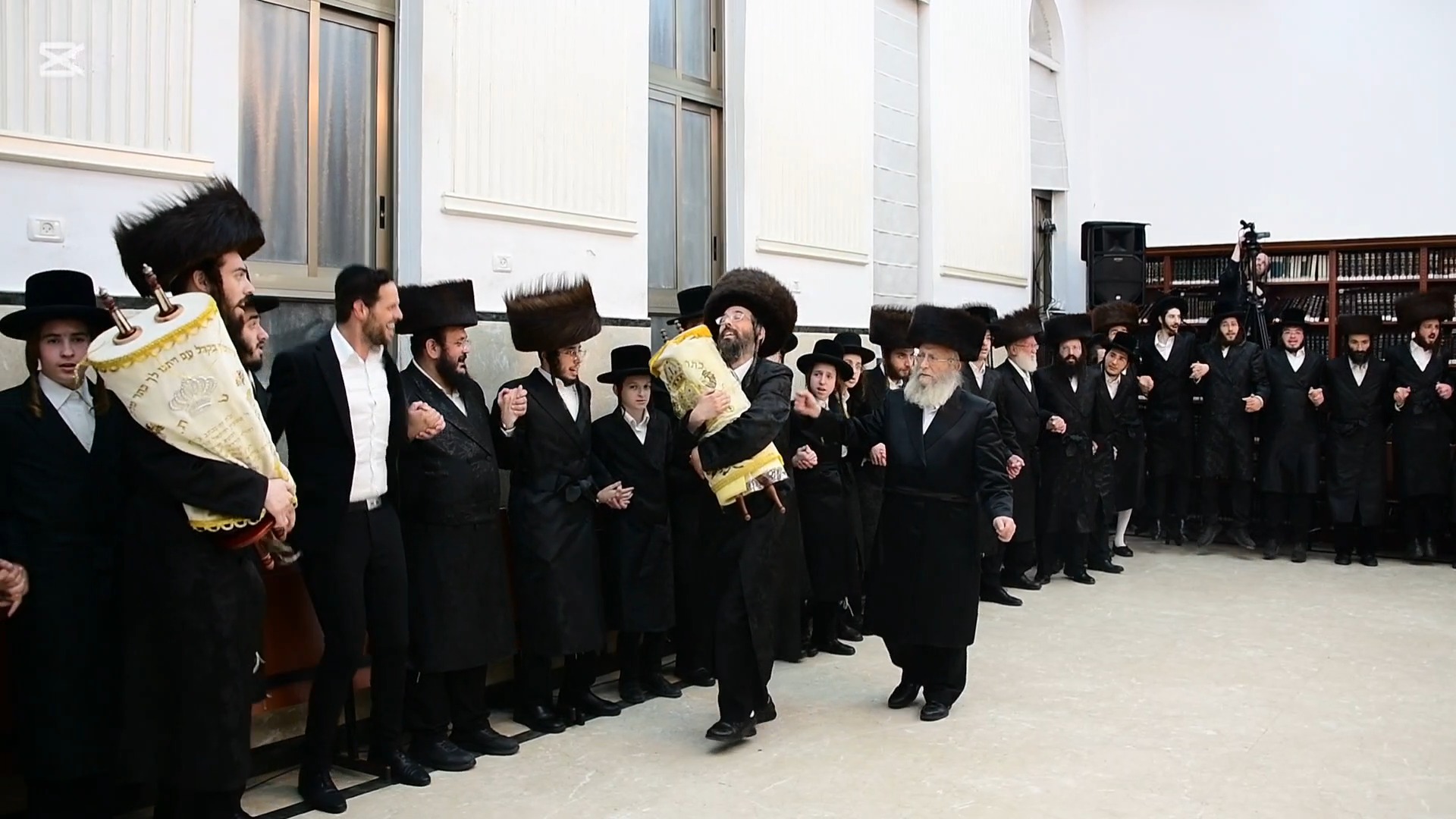 ימי קודש בחצר זוועהיל: מהתפילות בסוכה ועד הריקוד עם ספר התורה העתיק