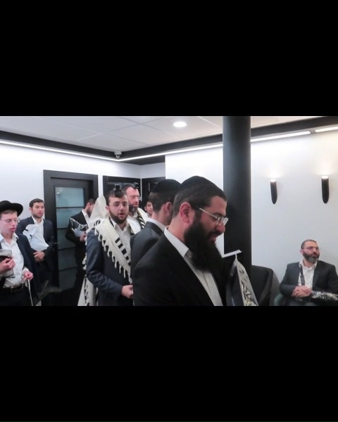 מודיעין עילית: אברכים התפללו שחרית בלשכת ראש העיר