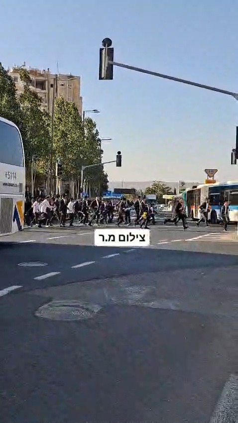 שוטרת נתפסה קורעת ציצית ממפגין; רימוני הלם ומכות אלות