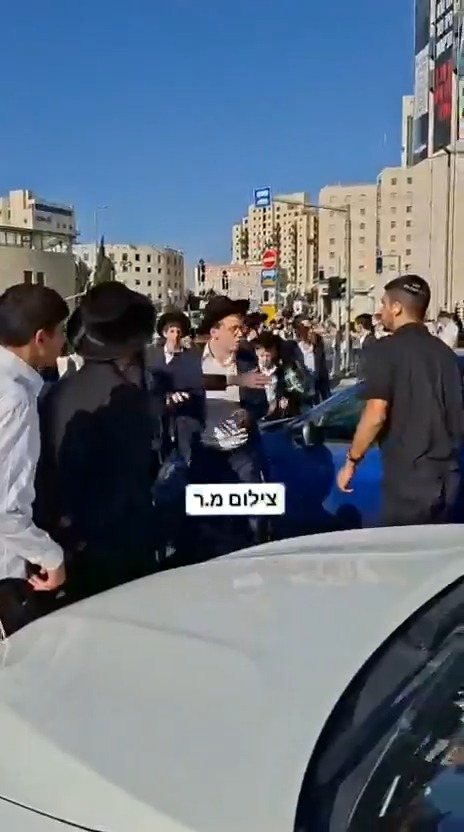 שוטרת נתפסה קורעת ציצית ממפגין; רימוני הלם ומכות אלות
