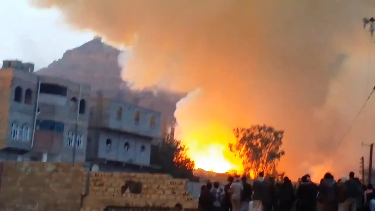 כדור אש ענק מעל צנעא: סעודיה תקפה מתקני דלק של החות'ים