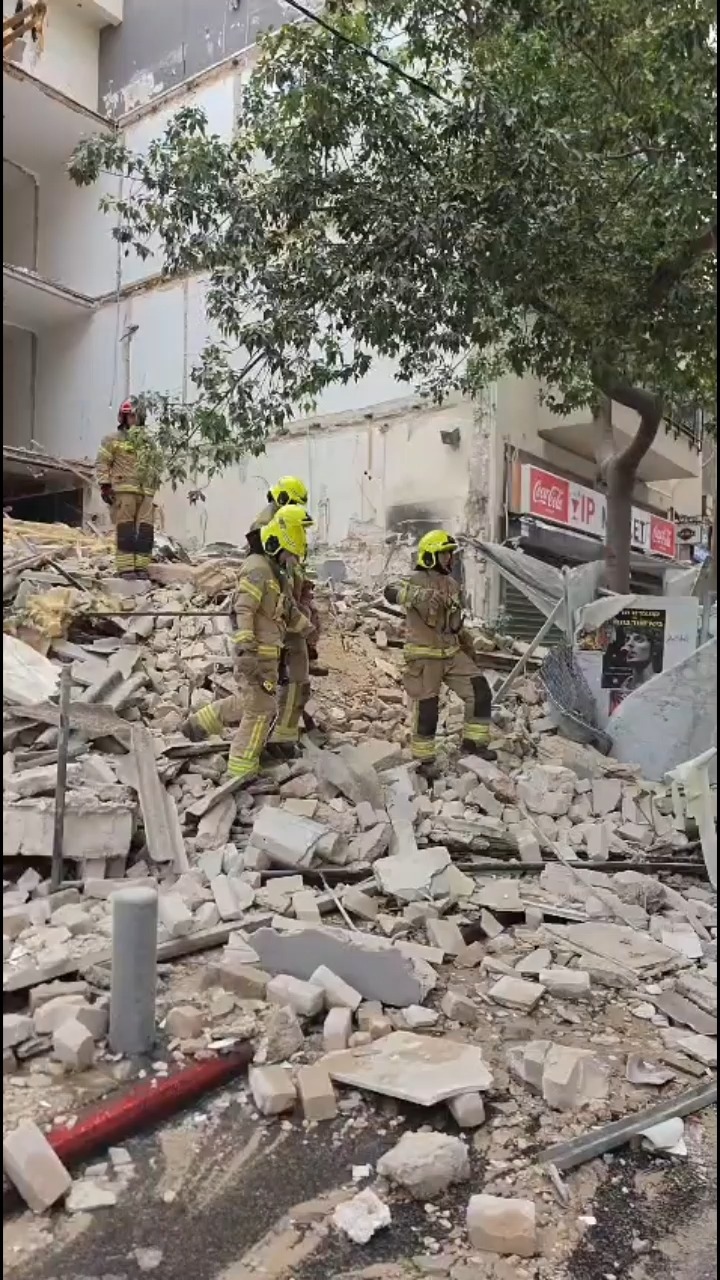 בניין בשיפוץ קרס בתל אביב; שלושה חולצו מההריסות
