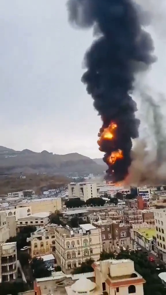 כדור אש ענק מעל צנעא: סעודיה תקפה מתקני דלק של החות'ים