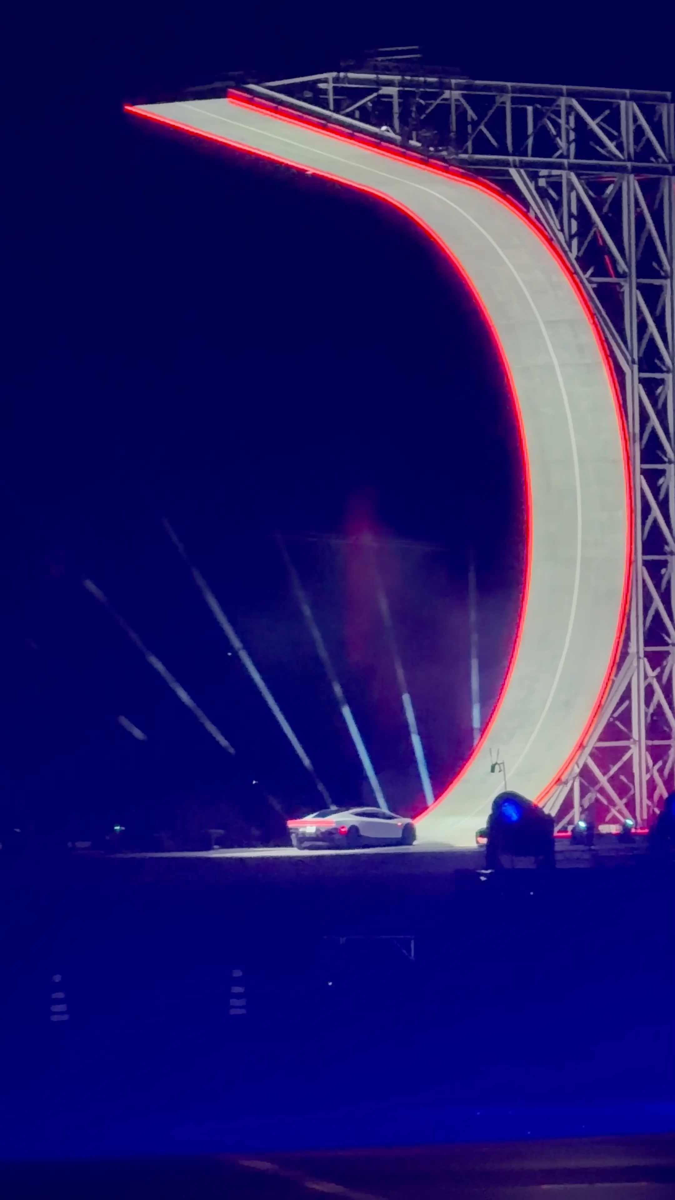 בזמן שמאסק מציג מכונית מעופפת, פולני שיכור כבר עשה את זה