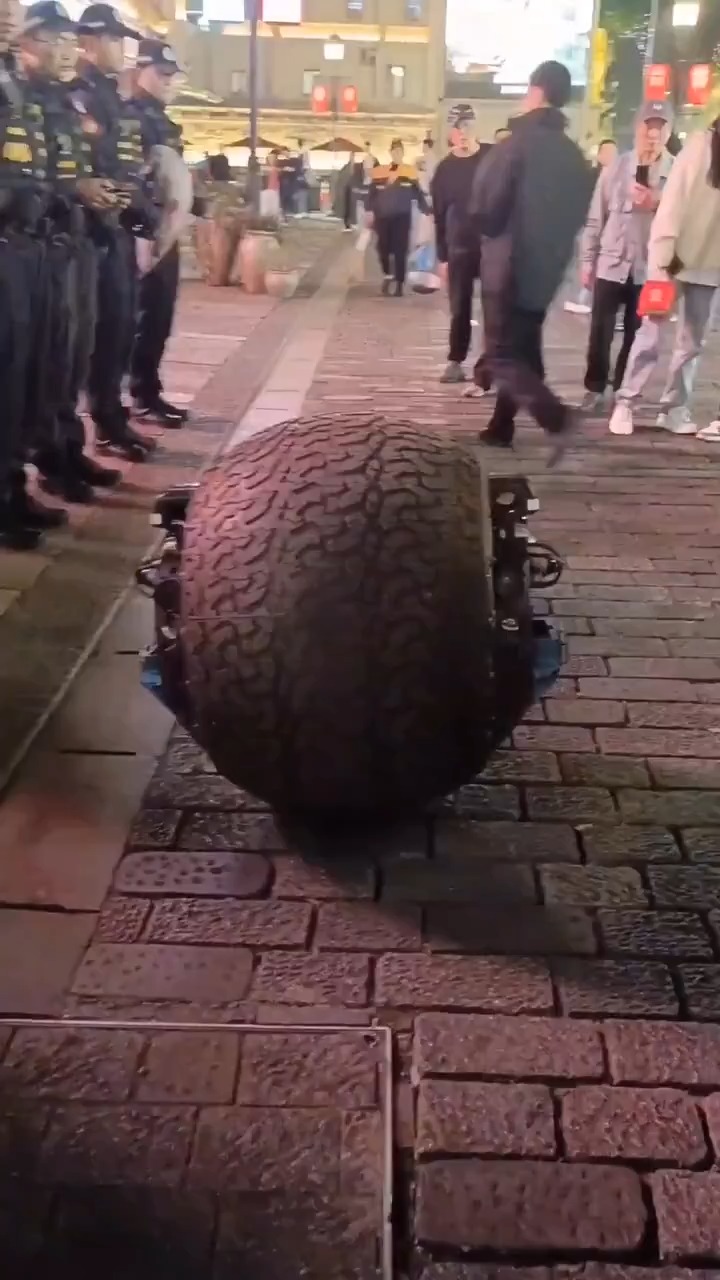 תרגיל סיני מול מהומות צרפת: כך משטרה מפילה תוקף עם גרזן