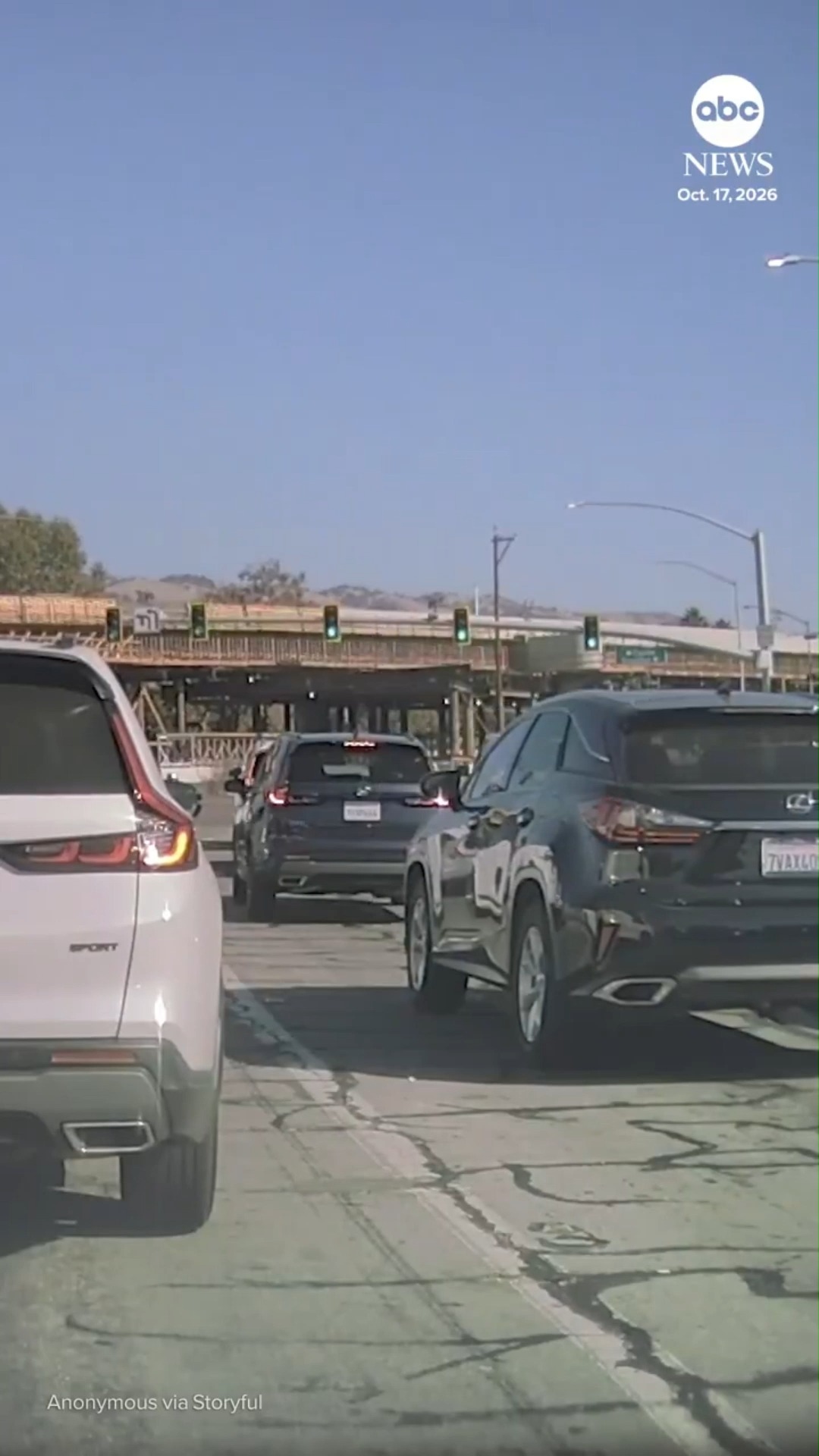 מצלמת רכב תיעדה: מטוס קל התרסק על כביש לאחר כשל במנוע