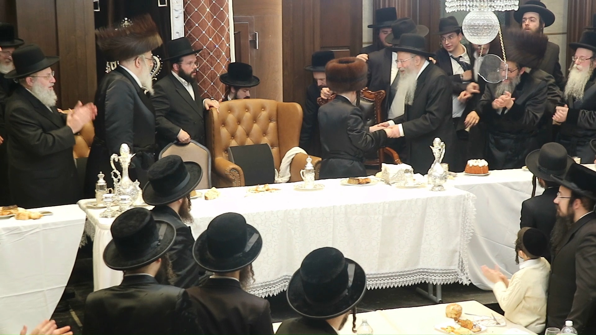 הגר"מ קוטלר רקד עם נכד האדמו"ר מסקולען בשמחת בר המצווה