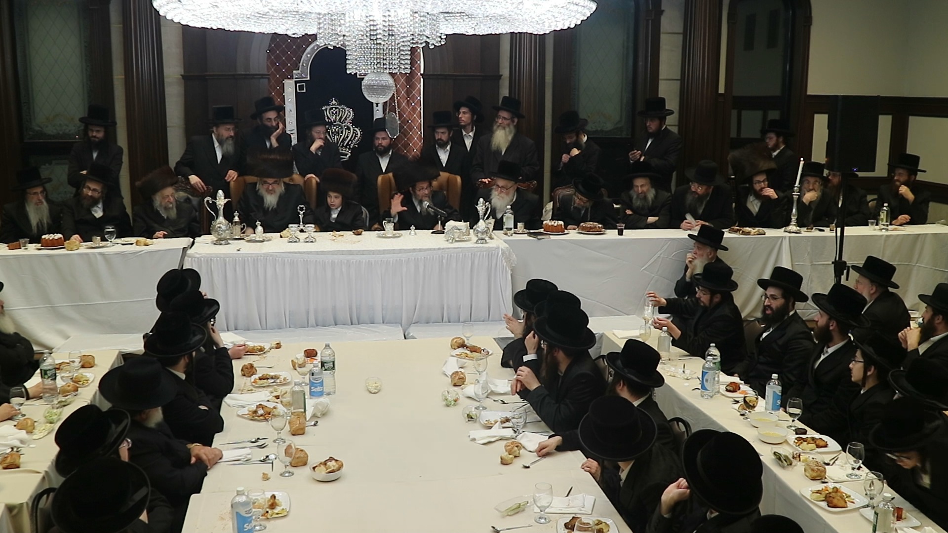 הגר"מ קוטלר רקד עם נכד האדמו"ר מסקולען בשמחת בר המצווה
