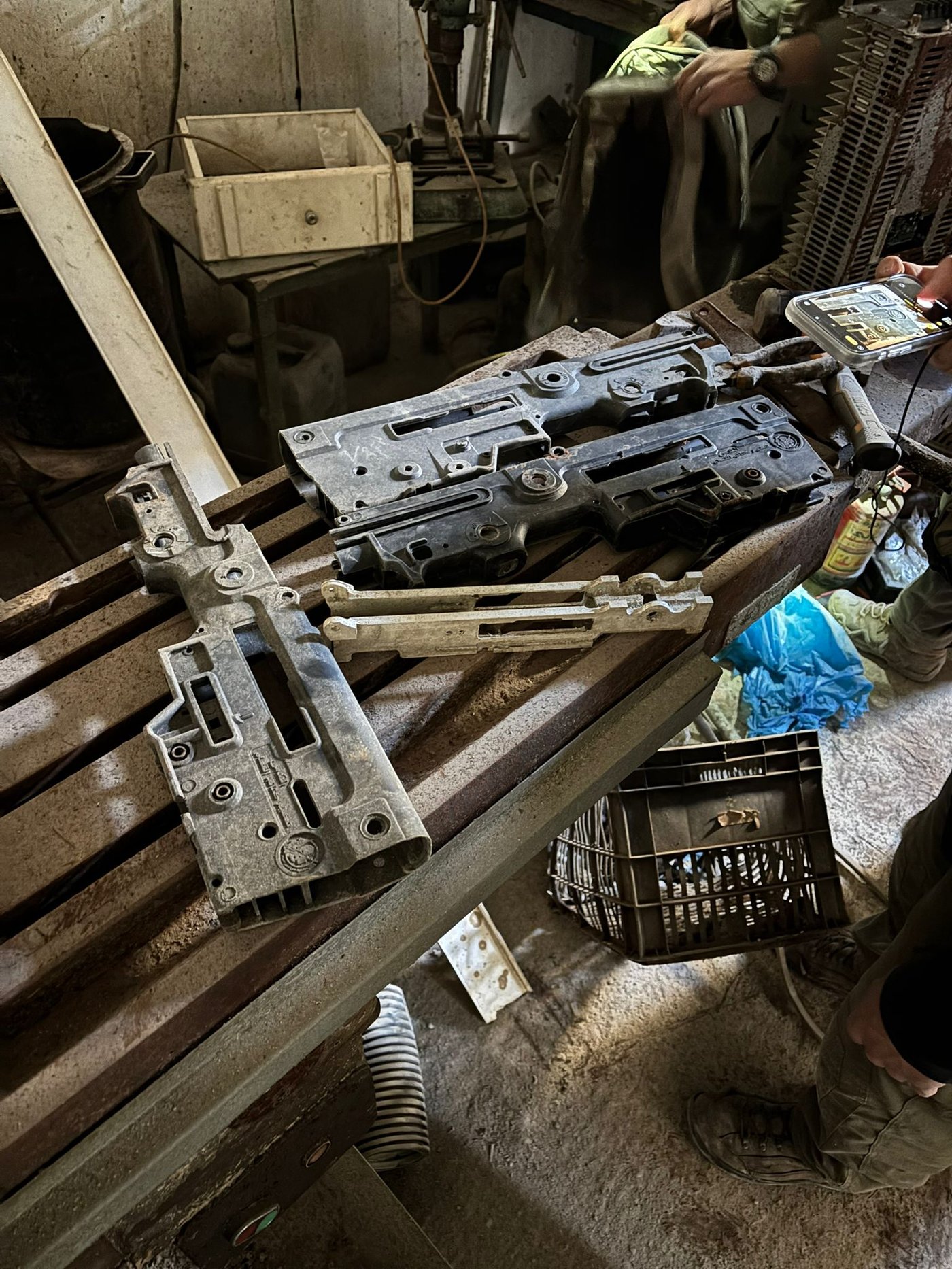הציוד שאותר באתר הייצור התת קרקעי