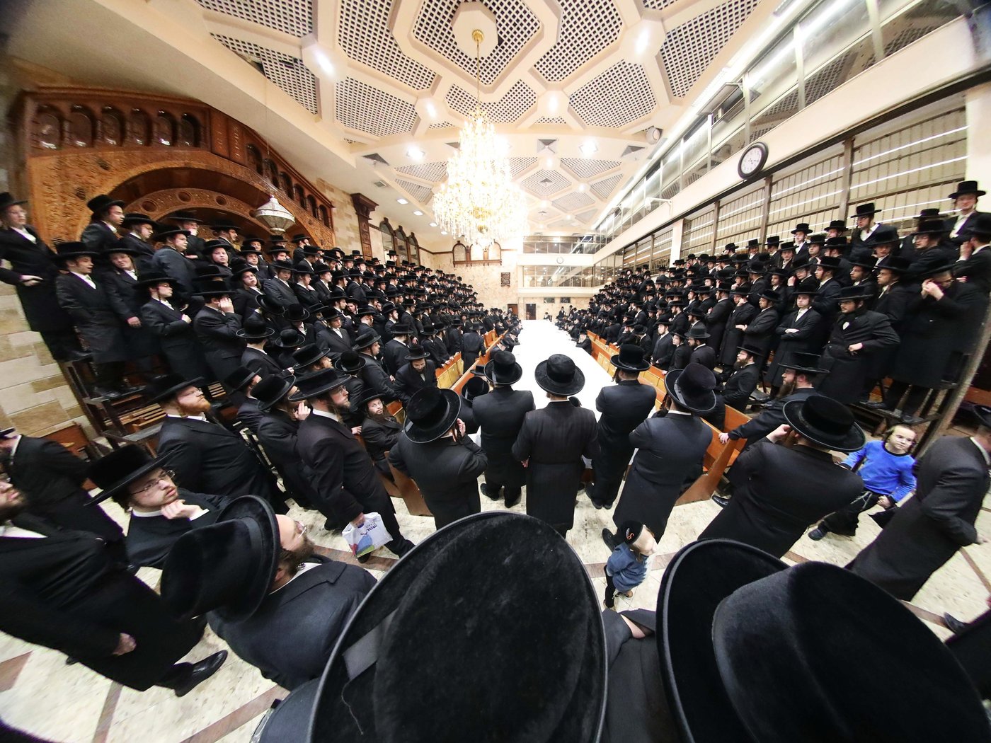 האדמו"ר מדושינסקיא בהדלקת נרות חנוכה 